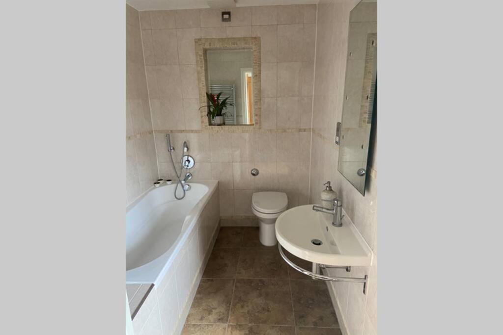Sunny Spacious Apartment 2 Minutes From The Beach! סאות'אנד און סי מראה חיצוני תמונה